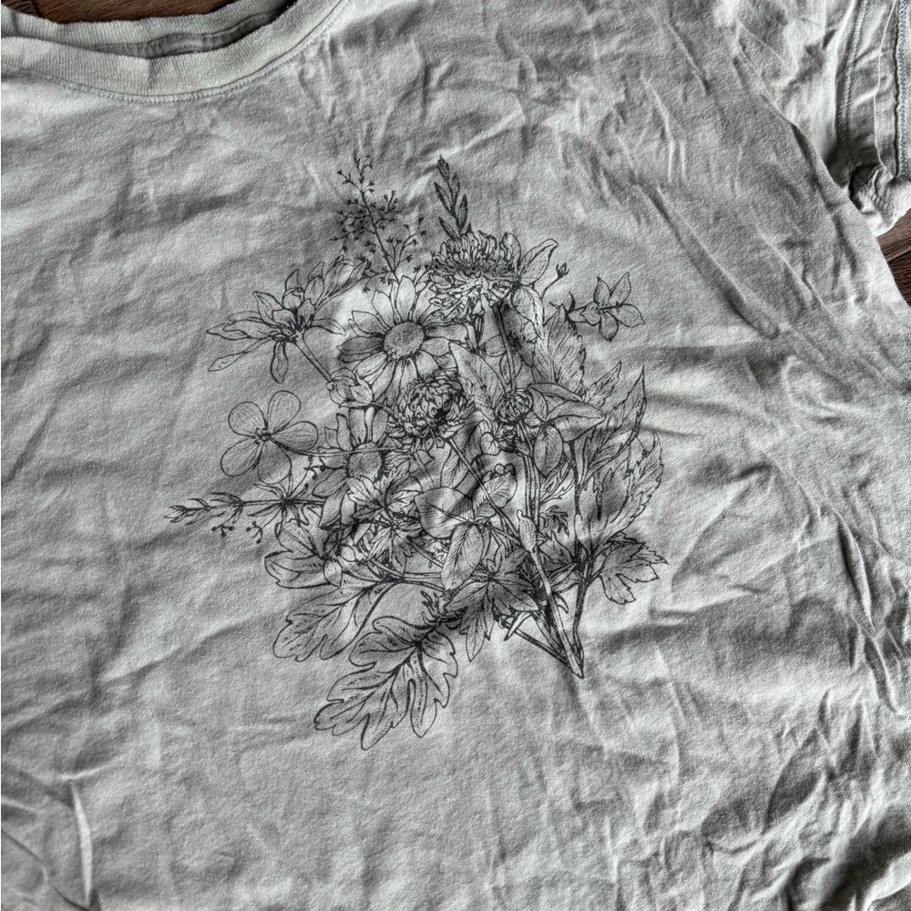 Set of 2 Graphic T-Shirts Size Small - Picture 3 of 7